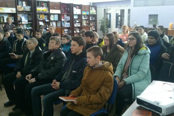 В обласній бібліотеці для юнацтва презентували книгу «Іловайський щоденник»