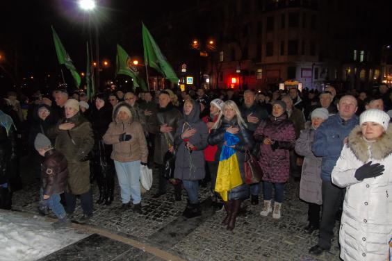 У День Героїв Небесної Сотні учасники харківського Євромайдану зібралися біля пам’ятника Тарасу Шевченку