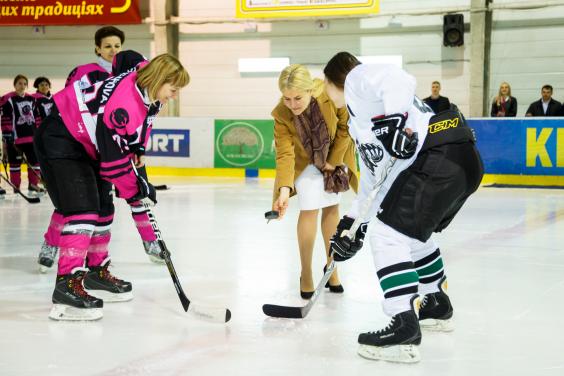 На Харківщині відкрився перший міжнародний жіночий хокейний турнір