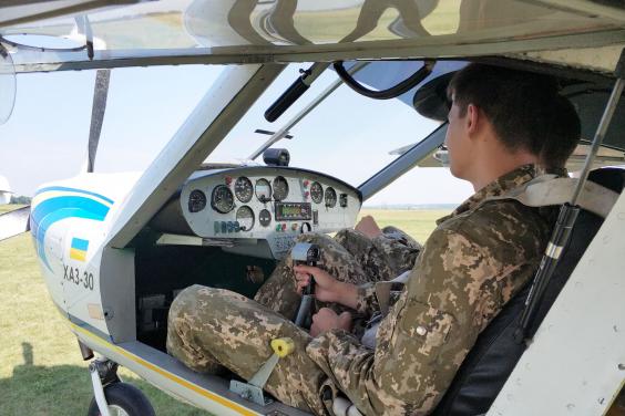 Курсанти-льотчики виконали перші самостійні польоти на ХАЗ-30