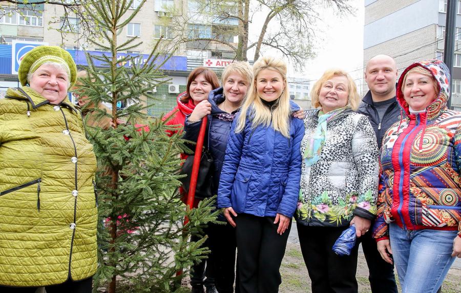 Юлія Світлична долучилась до обласної акції та взяла участь у висаджуванні 450 дерев у Солоницівці