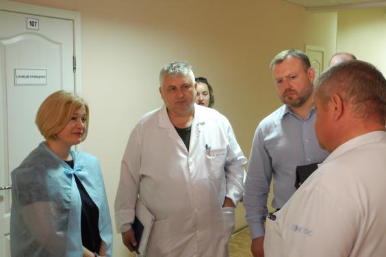 Михайло Черняк та Ірина Геращенко відвідали поранених бійців у військовому госпіталі в Харкові