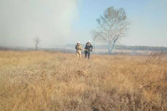 На Чугуївщині триває ліквідація загоряння сухої трави та очерету