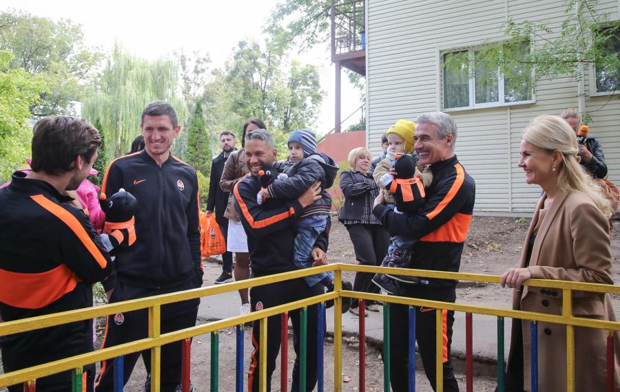 Юлія Світлична разом з гравцями ФК «Шахтар» відвідала будинок дитини «Зелений гай»