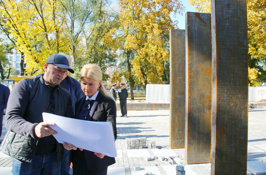 В Харькове завершают монтаж монумента защитникам Украины