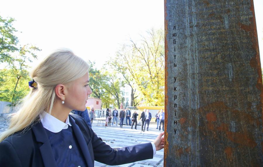 В Харькове завершают монтаж монумента защитникам Украины
