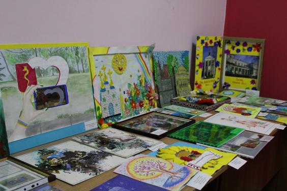 В областной детской библиотеке открылась выставка «Харьковщина туристическая. Рисуют дети»