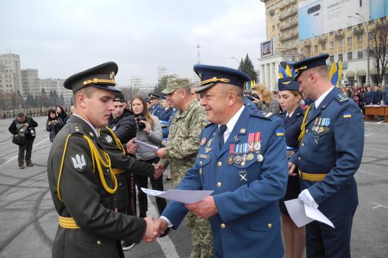 У Харкові перші офіцерські погони отримали 86 випускників військового вишу