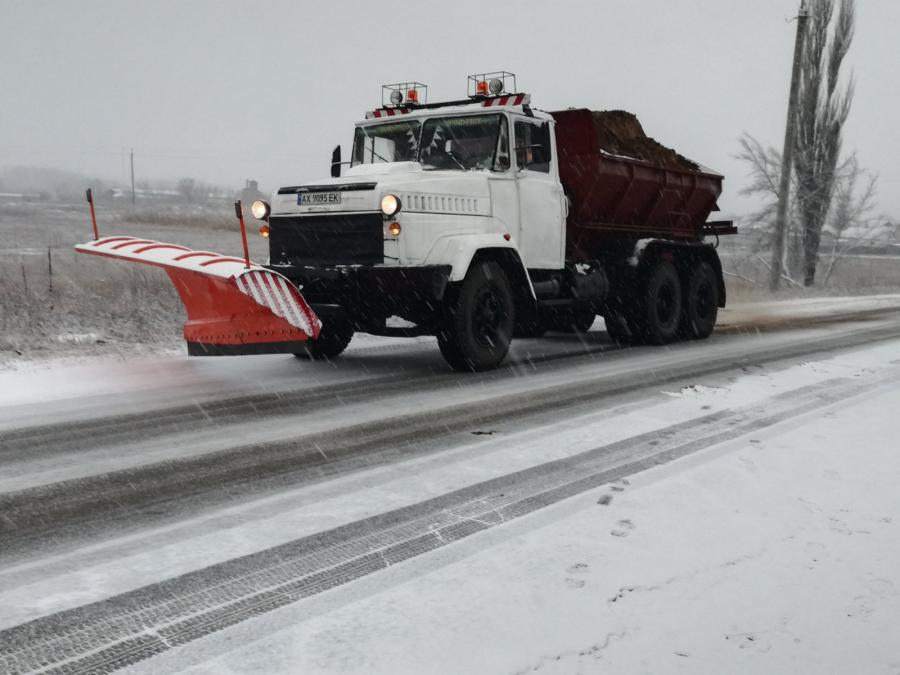 Дороги області від снігу розчищають 130 одиниць спецтехніки та 170 робітників