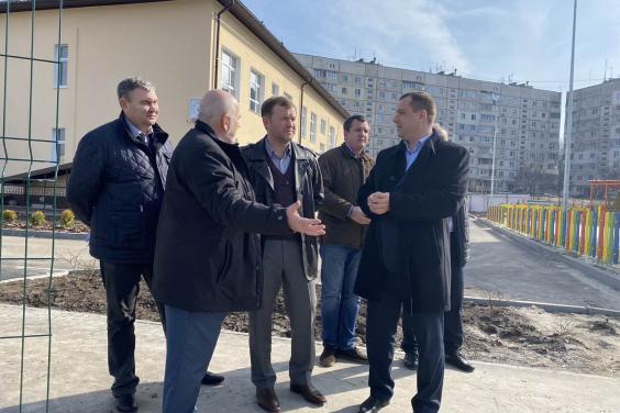 Руслан Тихонченко перевірив хід будівництва початкової школи та дитсадка в Пісочині