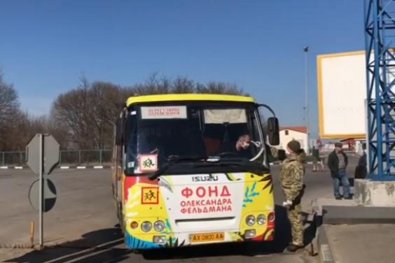 Українців з «Гоптівки» забирають автобуси «Фельдман Екопарку»