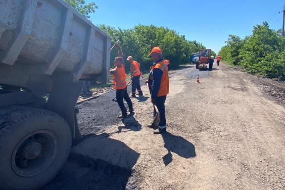 Руслан Тихонченко перевірив хід ремонтних робіт на дорогах Ізюмського району