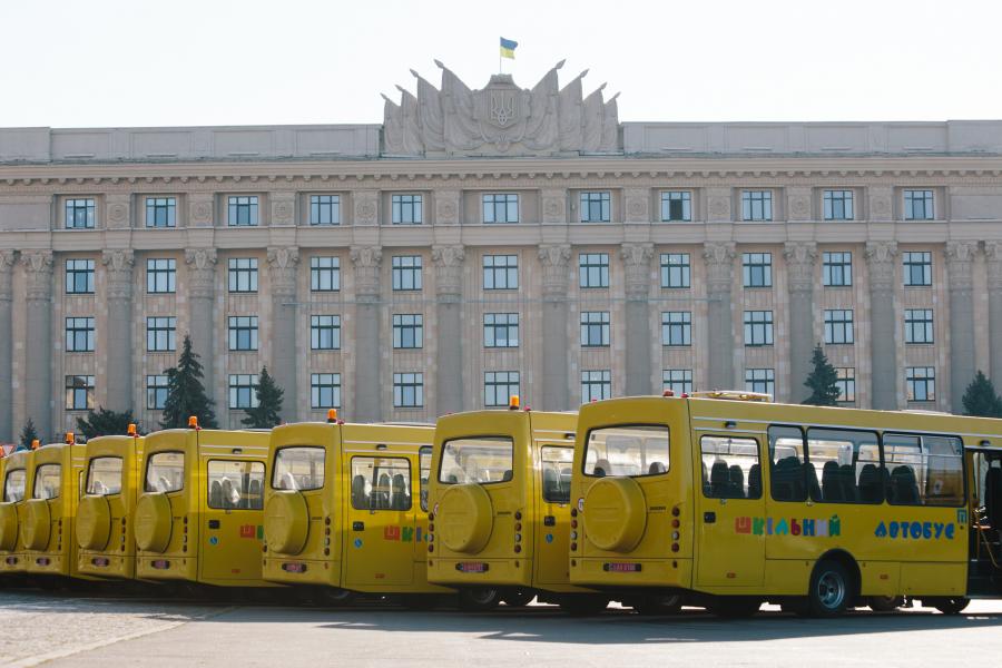 Райони та ОТГ області отримали 18 нових шкільних автобусів