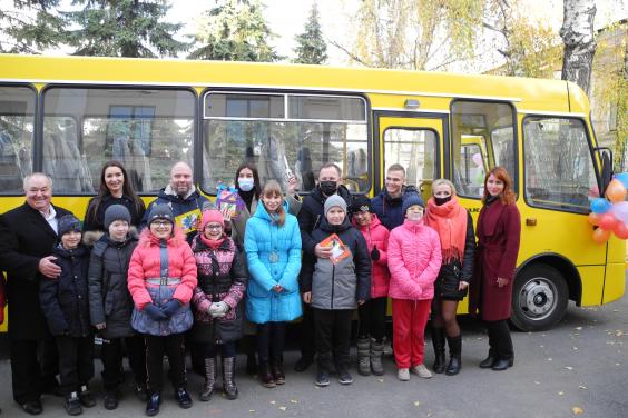 Підопічні Харківської спеціальної школи для дітей з вадами зору отримали новий автобус