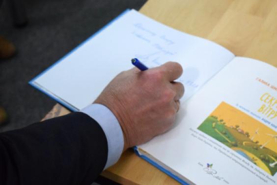 В Україні вперше видано дитячу книжку з вітрової енергетики
