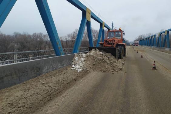 На Харківщині від снігу розчищено понад тисячу кілометрів доріг