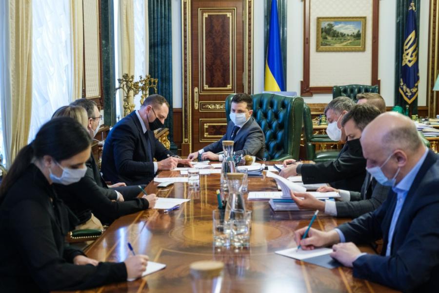 COVID-вакцина буде в Україні найближчим часом. Президент пришвидшує постачання у межах своїх повноважень