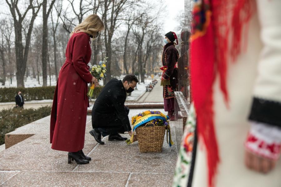 Володимир та Олена Зеленські поклали квіти до пам’ятника Кобзареві у Києві