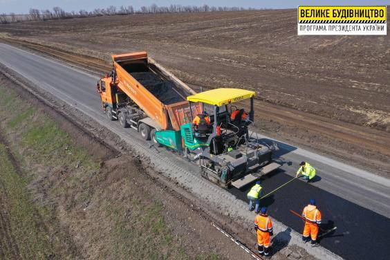 На дороге Новая Ивановка - Орелька на Чернявщину ремонтируют 5-километровый участок