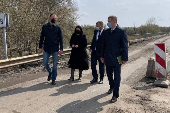 Айна Тимчук ознайомилася з ходом ремонту моста на виїзді з міста Чугуєва
