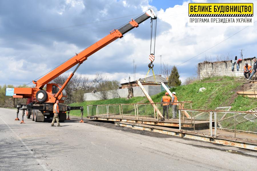В Чугуеве продолжается реконструкция пешеходного моста