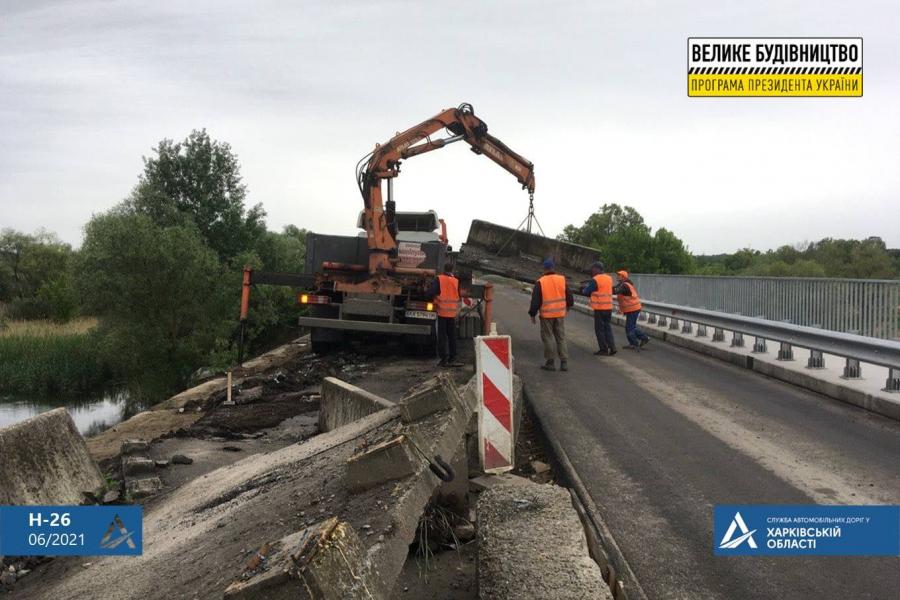 На дорозі Чугуїв-Мілове шляховики перейшли до ремонтування другої половини мосту через Сіверський Донець