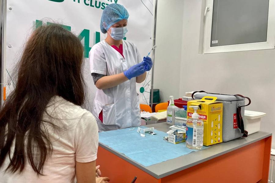 На Харківщині запрацював перший центр масової вакцинації проти COVID-19