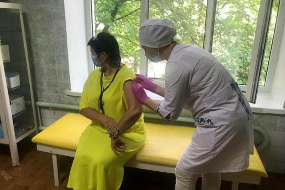 У Первомайському за перший день роботи центру масової вакцинації щеплення отримали понад 100 жителів