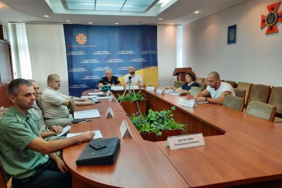 Взаємодію всіх органів держуправління під час гасіння пожеж обговорили у ході наради ДСНС України