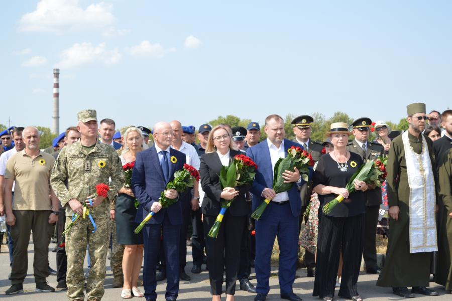 На Аллее Славы 18-го кладбища в Харькове почтили память погибших защитников Украины