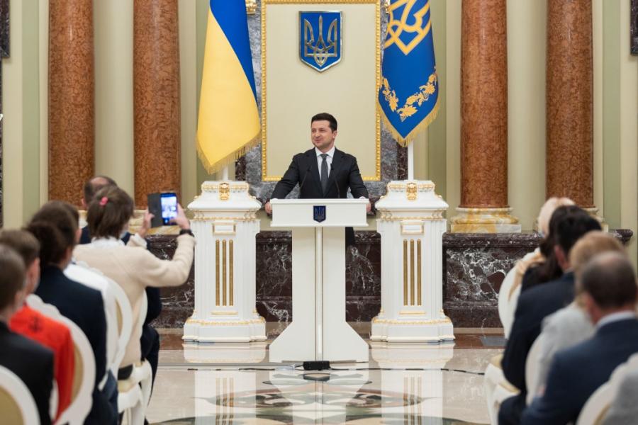 Президент зустрівся з переможцями міжнародних учнівських олімпіад та педагогами Президент зустрівся з переможцями міжнародних учнівських олімпіад та педагогами