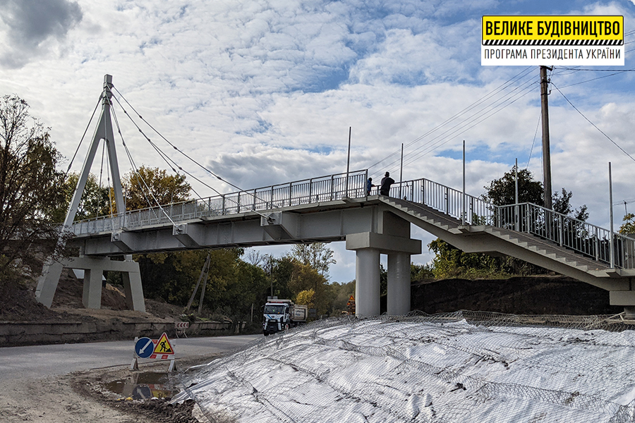 У Чугуєві закінчують реконструкцію пішохідного мосту
