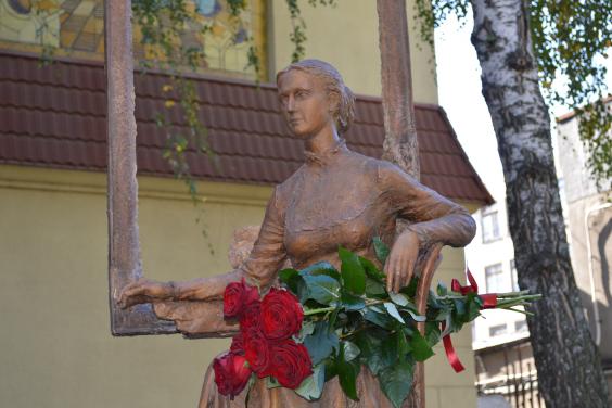 На честь 100-річчя академії дизайну і мистецтв у Харкові відкрили пам’ятник художниці Марії Раєвській-Івановій