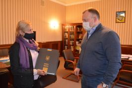 Книгу пам’яті загиблих добровольців-захисників України передали до Харківської ОДА Книгу пам’яті загиблих добровольців-захисників України передали до Харківської ОДА