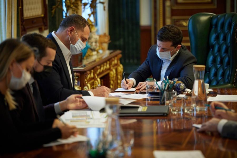 Боротьбу з подальшим поширенням COVID-19 в Україні обговорили на нараді у Президента