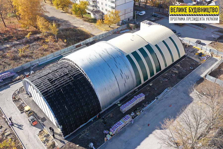 У будівлі Чугуївського фізкультурно-оздоровчого комплексу утеплюють купол У будівлі Чугуївського фізкультурно-оздоровчого комплексу утеплюють купол