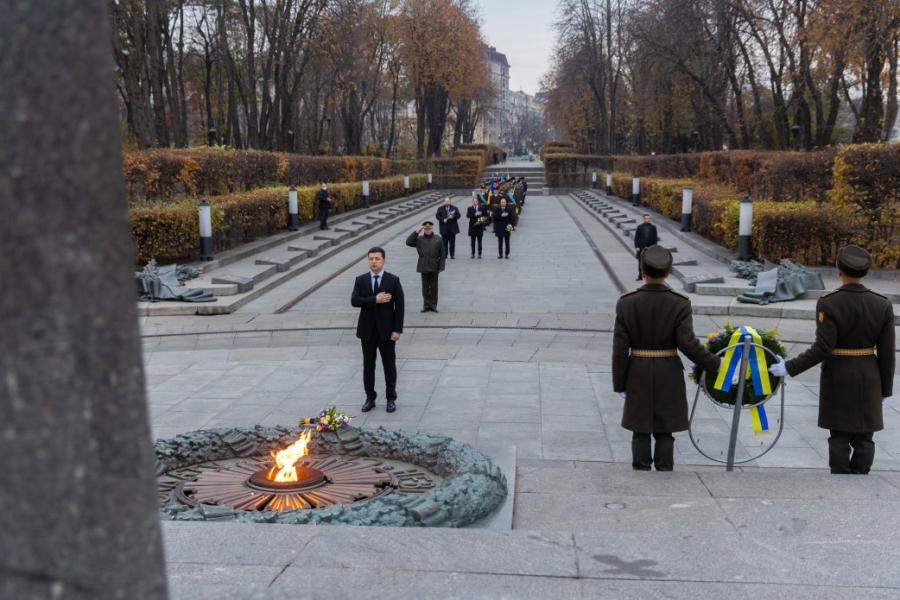 У День вигнання з України нацистських загарбників Президент поклав квіти до могили Невідомого солдата