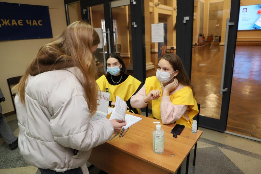 Олексій Чернишов на Харківщині: Центри вакцинації мають працювати у вихідні, а по буднях — з 8:00 Олексій Чернишов на Харківщині: Центри вакцинації мають працювати у вихідні, а по буднях — з 8:00