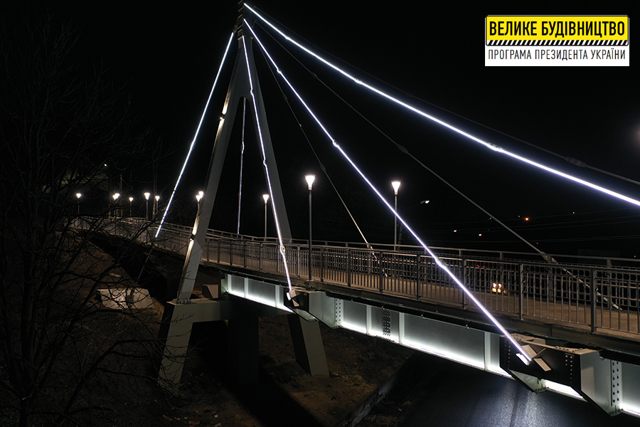 На Чугуївському пішохідному мосту зробили декоративне освітлення