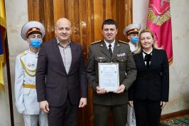 На Харківщині вручили нагороди військовослужбовцям України На Харківщині вручили нагороди військовослужбовцям України