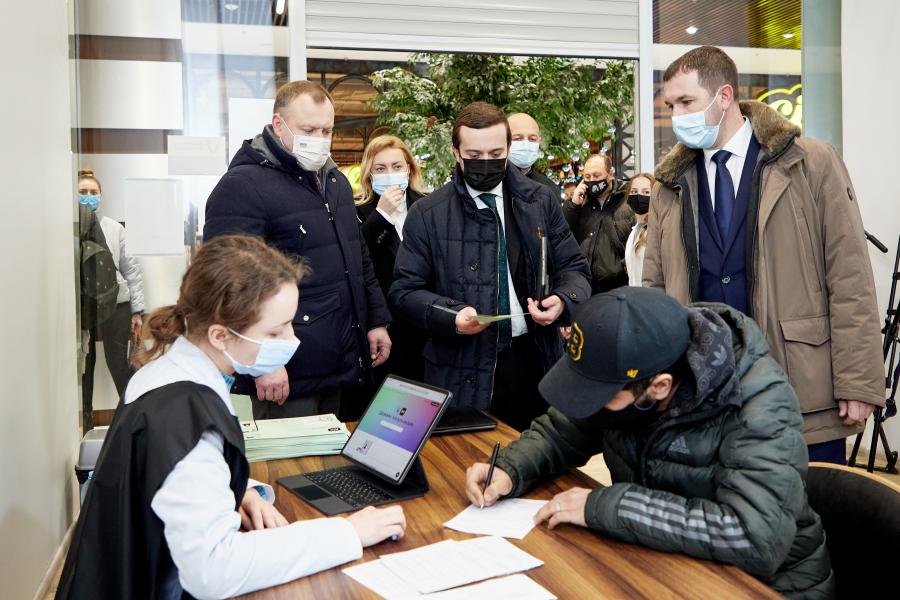 У вакцинації від COVID-19 ніхто не буде зупинятися – Кирило Тимошенко