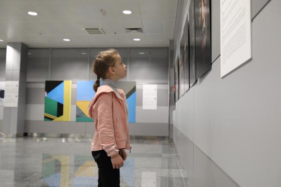 Безбар’єрність у світлинах: Фотовиставка «Не|видиме життя» тепер експонується в аеропорту «Бориспіль»