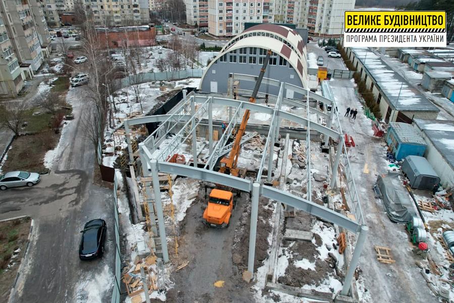 У Пісочинському ФОКу монтують колони для майбутнього приміщення басейну У Пісочинському ФОКу монтують колони для майбутнього приміщення басейну