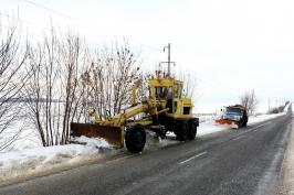 У вихідні на дорогах області працювало близько 100 одиниць спецтехніки