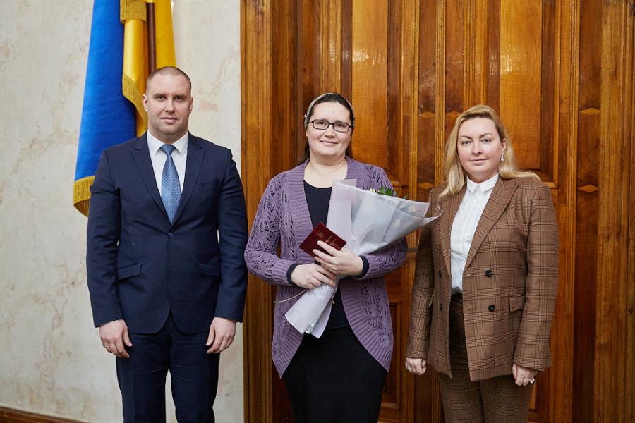 Олег Синєгубов передав державні відзнаки матерям-героїням Харківщини