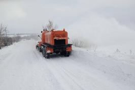 Роботи з оброблення та розчищення дорожнього покриття в області виконуються безперервно