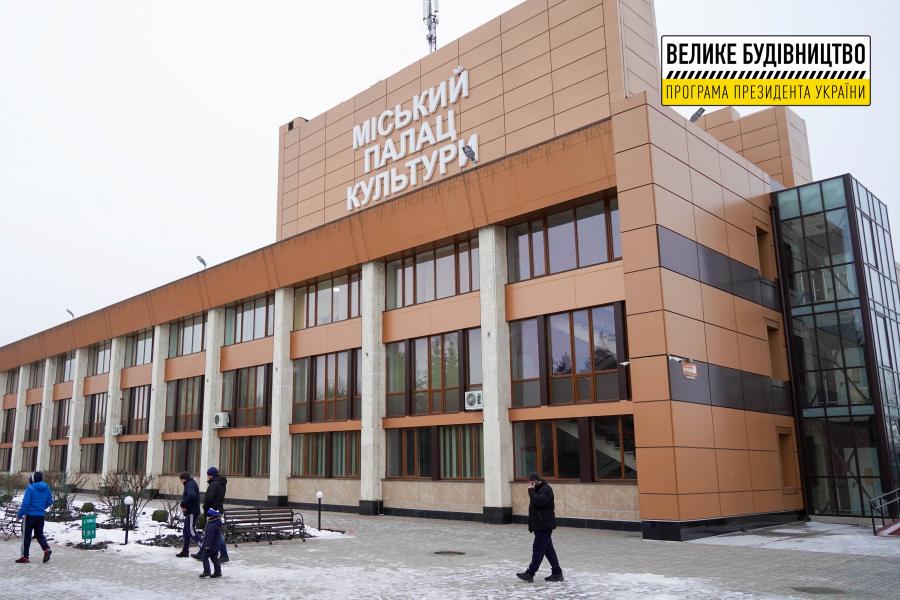 У Лозівському Палаці культури провели реконструкцію фасаду вперше за 40 років