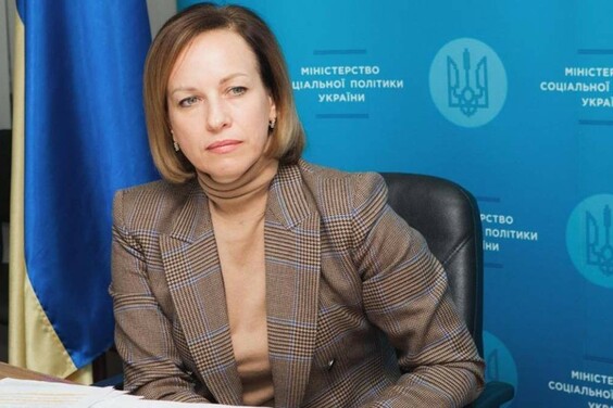 Министр социальной политики Марина Лазебная по выплате пенсий и социальной помощи
