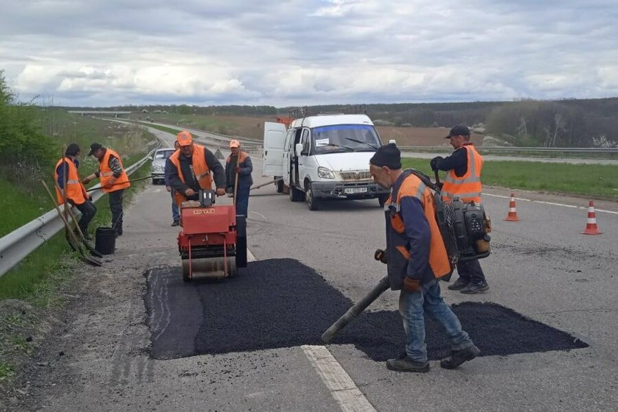 Попри бойові дії на Харківщині щодня відновлюють та розчищають дороги