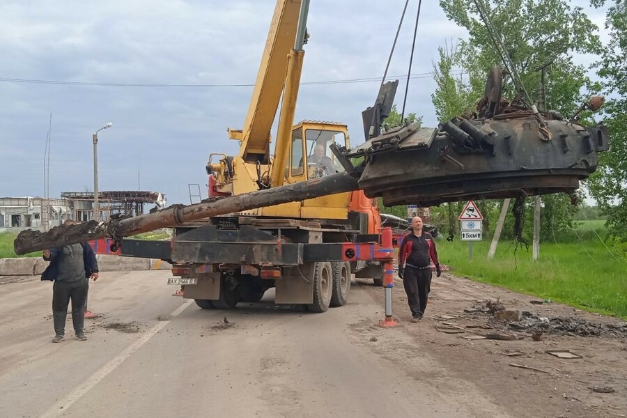 С дорог Харьковщины убирают разбитую технику и поваленные деревья